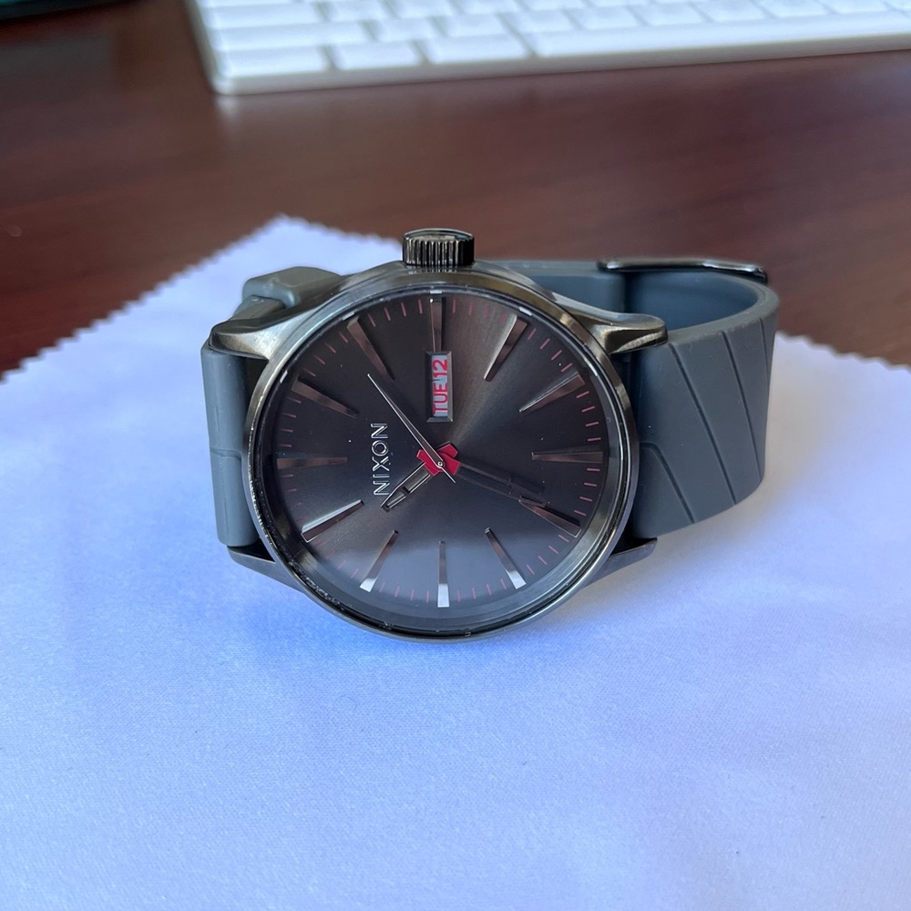Nixon Mens Watch The Sentry Black Silver Gray Rubber band